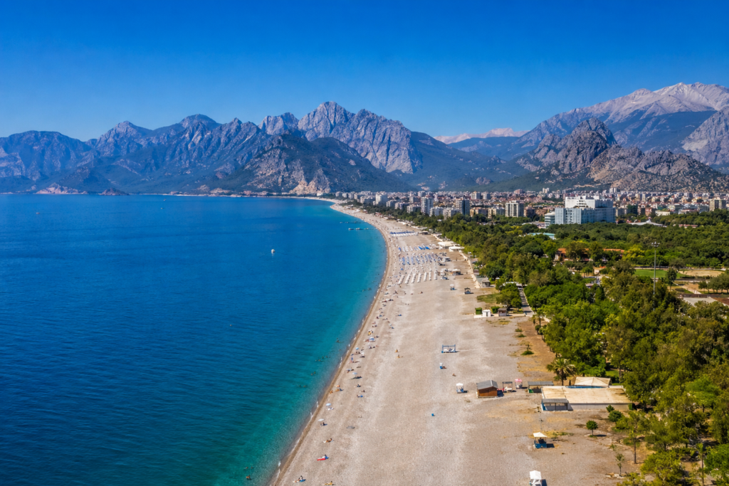 Konyaaltı Beach Antalya – 13km pebble beach with Taurus Mountains backdrop and Blue Flag turquoise water