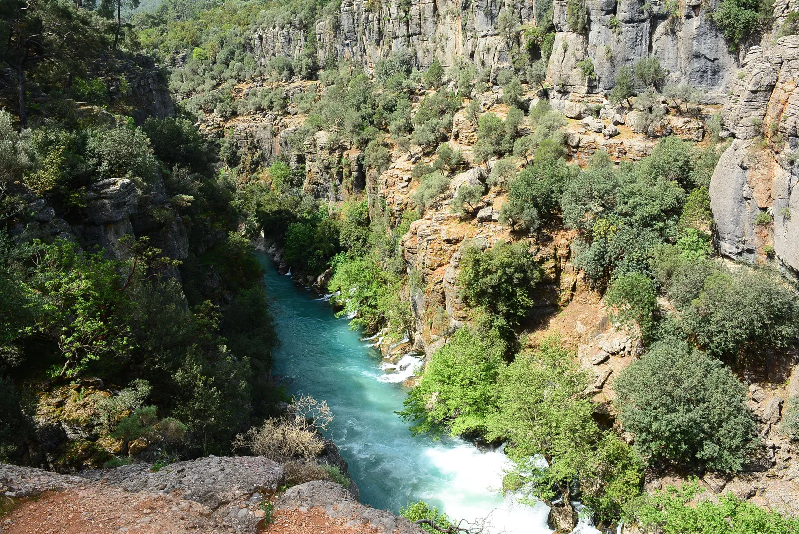 The turquoise Köprüçay river running through the bottom of Tazı Canyon